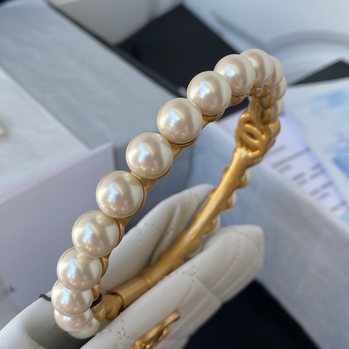 Ch**el pearl handle clutch lambskin, imitation pearls & gold metal white as2609 30 x 25 x 4.5 cm