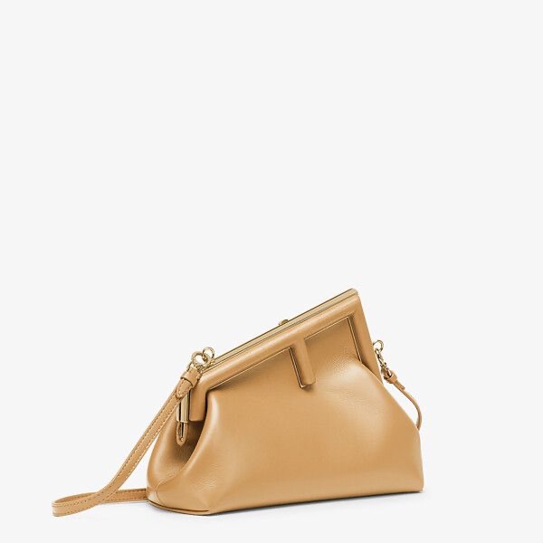 F**di first small beige leather bag 8bp129abve 26 × 18 × 9.5 cm