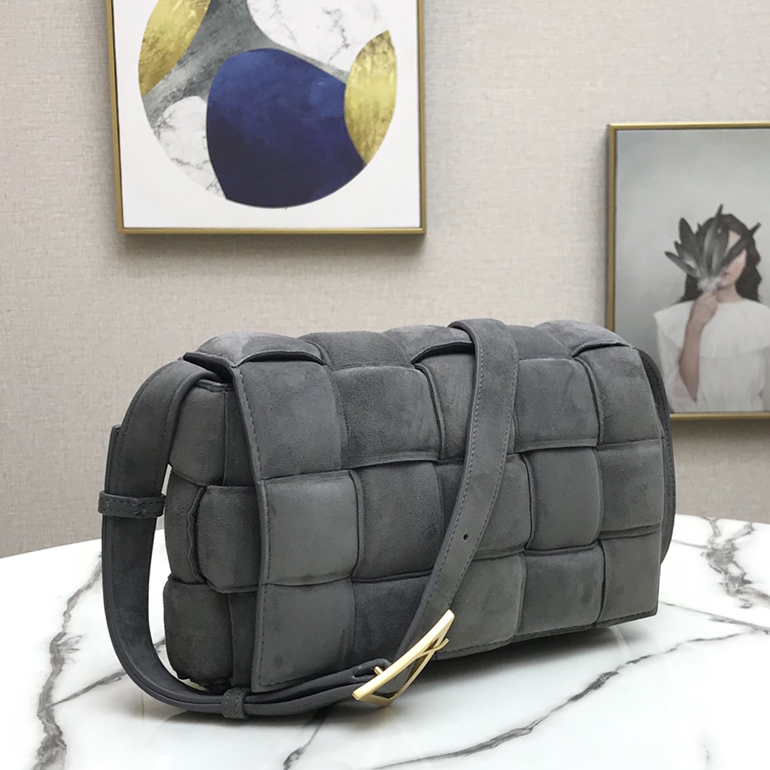 b0tt*ga Ven*ta padded cassette in suede thunder 44046 26 x 18 x 8 cm