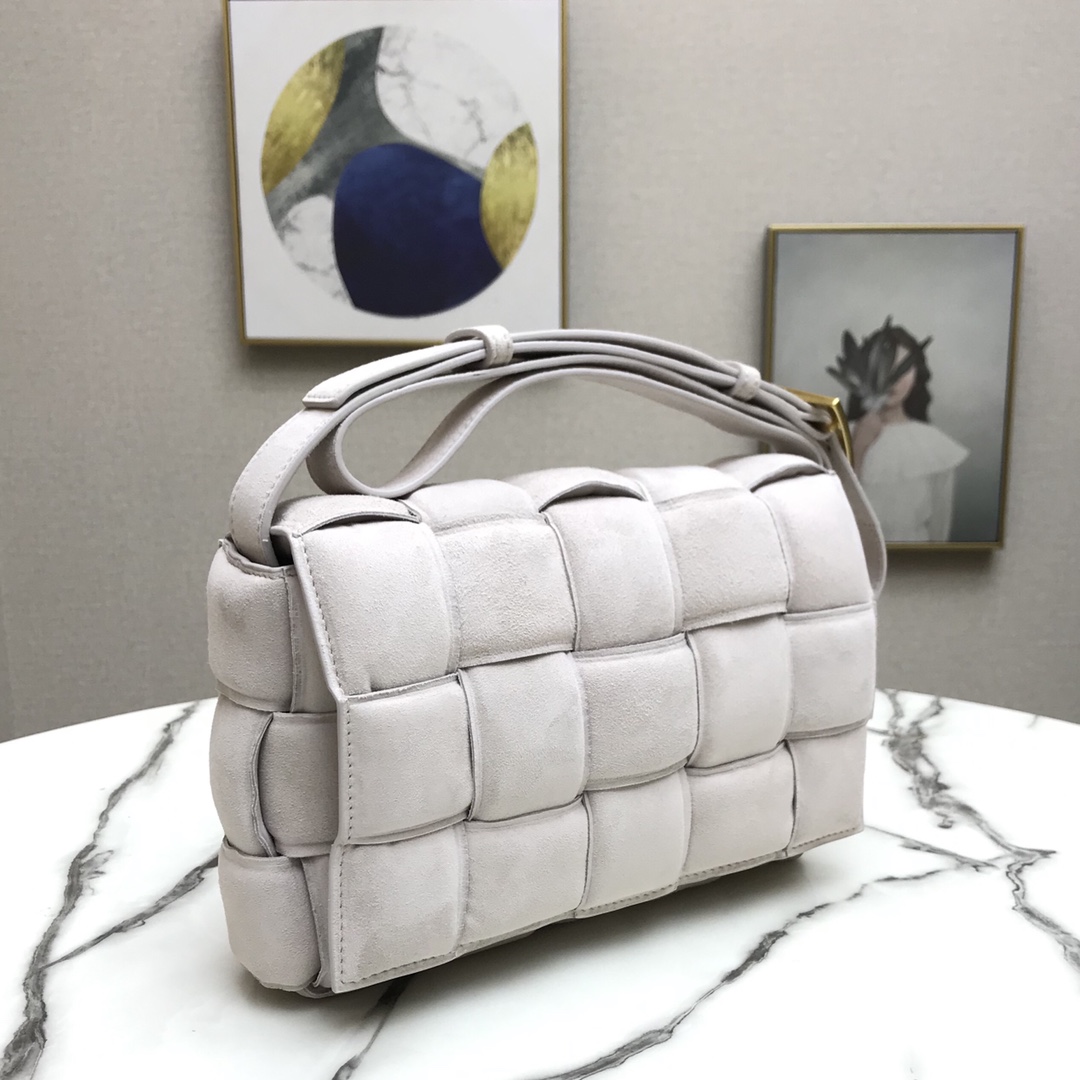 b0tt*ga Ven*ta padded cassette in suede white 44046 26 x 18 x 8 cm