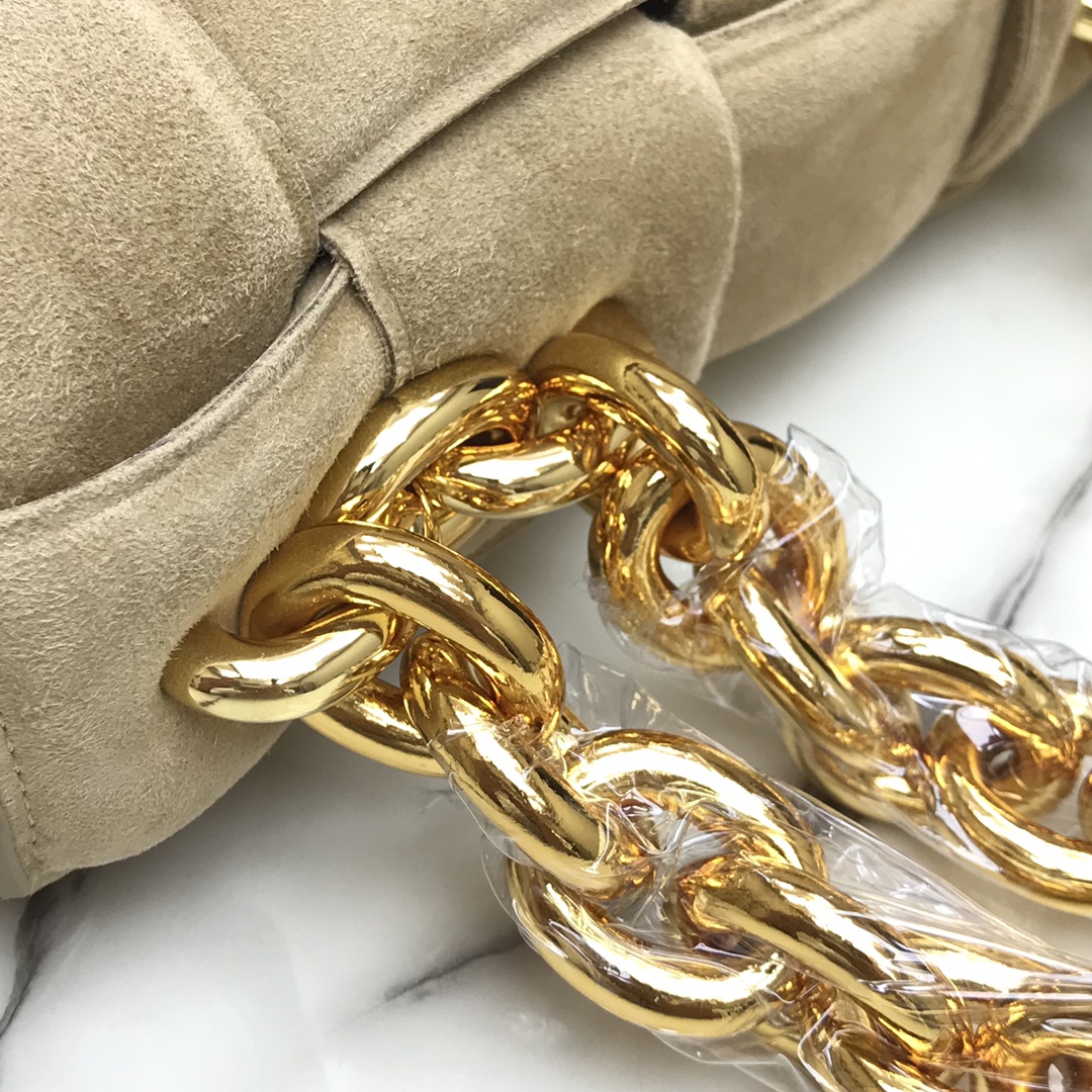 b0tt*ga Ven*ta chain cassette in suede porridge 44046 26 x 18 x 8 cm