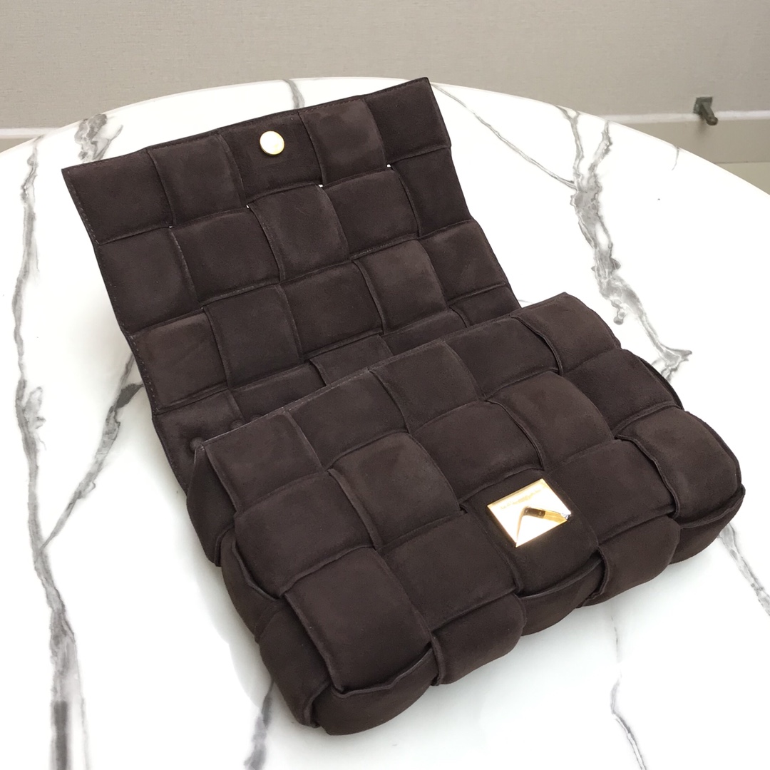 b0tt*ga Ven*ta chain cassette in suede fondant 44046 26 x 18 x 8 cm