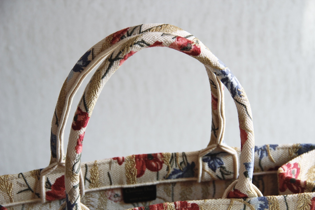 D10r large book tote beige multicolor hibiscus embroidery m1286 41.5 x 35 x 18 cm