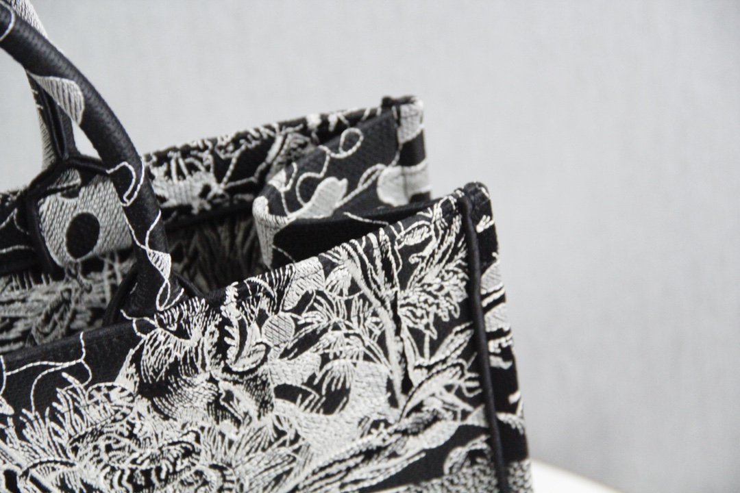 D10r large book tote black and white D10r around the world embroidery m1286 41.5 x 34.5 x 16 cm