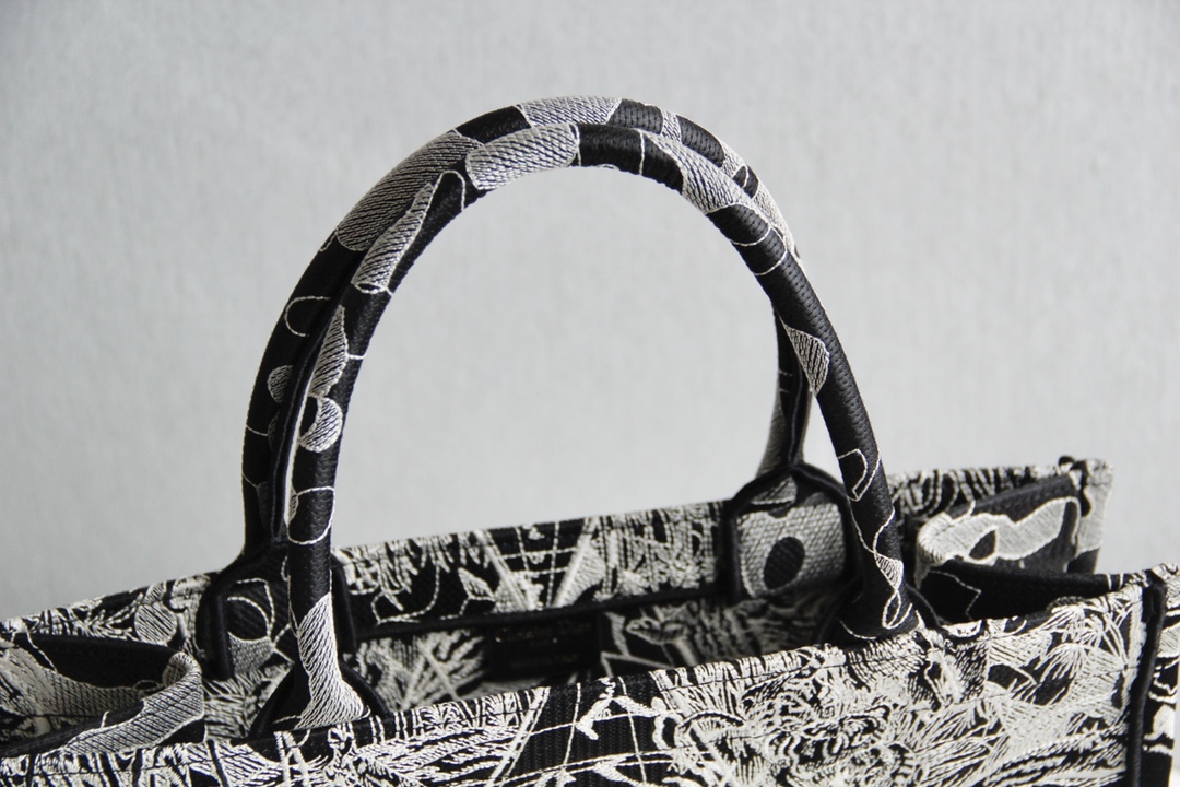 D10r small book tote black and white D10r around the world embroidery m1296 36.5 x 28 x 14 cm