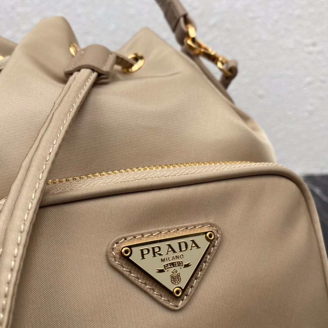 Pra*a duet re-nylon shoulder bag desert beige 1bh038 23 × 18 × 12 cm