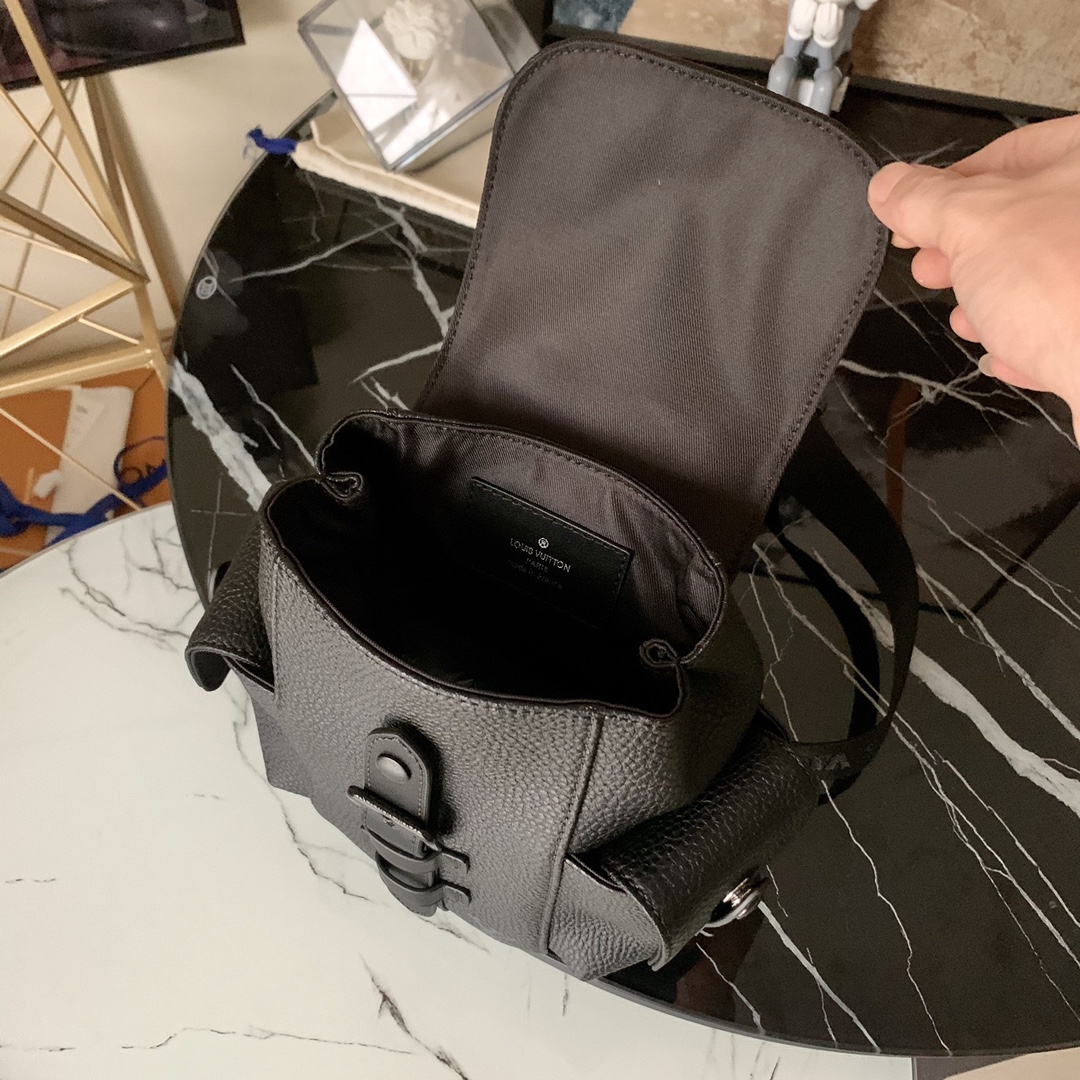 l0vis Vvtt0n christopher xs taurillon leather black m58495 14 x 19.5 x 5 cm