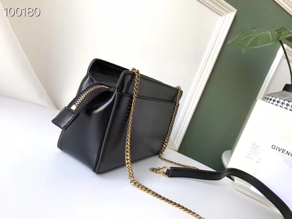 GIVENCHY POCKET BAG IN LEATHER Black 22 x 13 x 7 cm