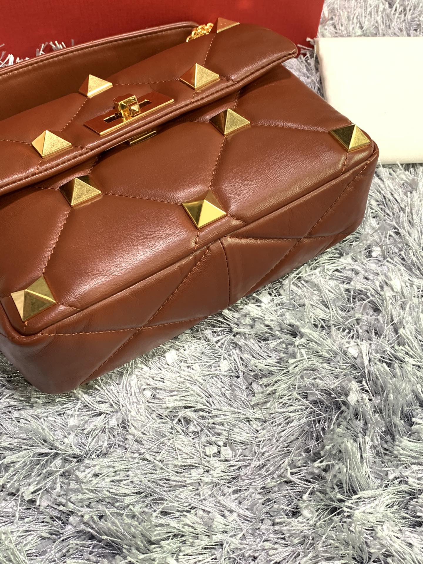 Va1e*ntin0 medium roman stud the shoulder bag in nappa with chain brown vw0b0i82bsf 25 x 16 x 10 cm