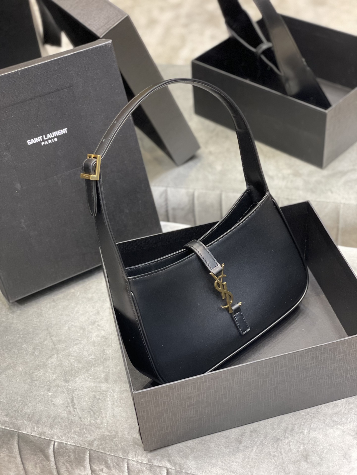 Y51 le 5 À 7 hobo bag in smooth leather black 6572282 25 x 14 x 6 cm