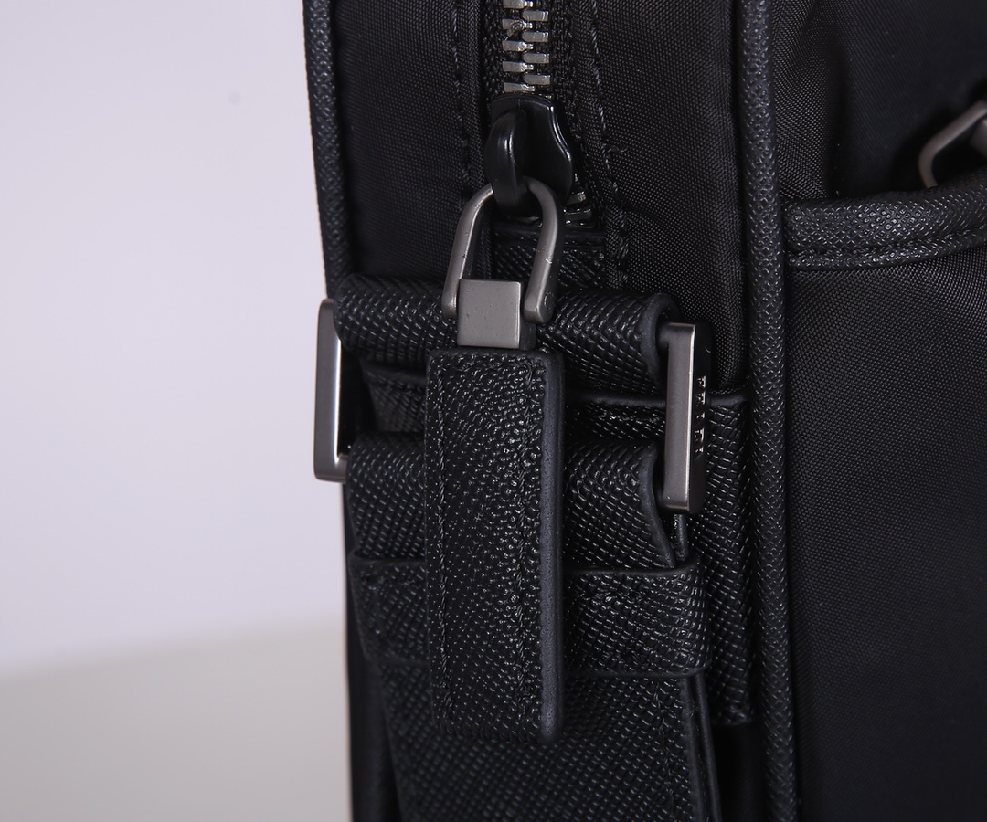 Pra*a re-nylon and saffiano leather shoulder bag black metal 2vh112 20 x 16 x 5 cm