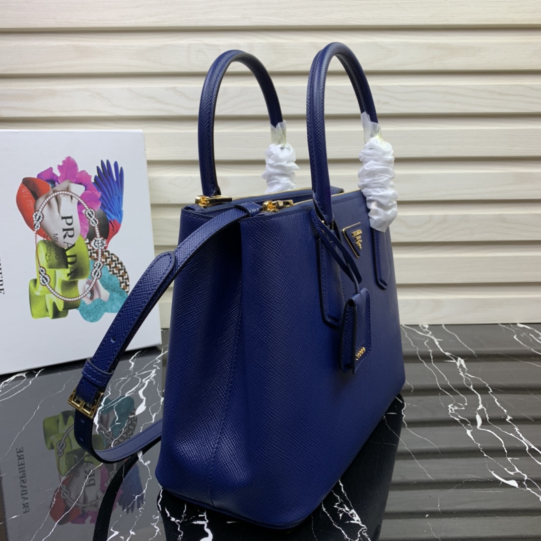 Pra*a medium galleria saffiano leather bag blue 1ba232 31 × 22.5 × 13.5 cm