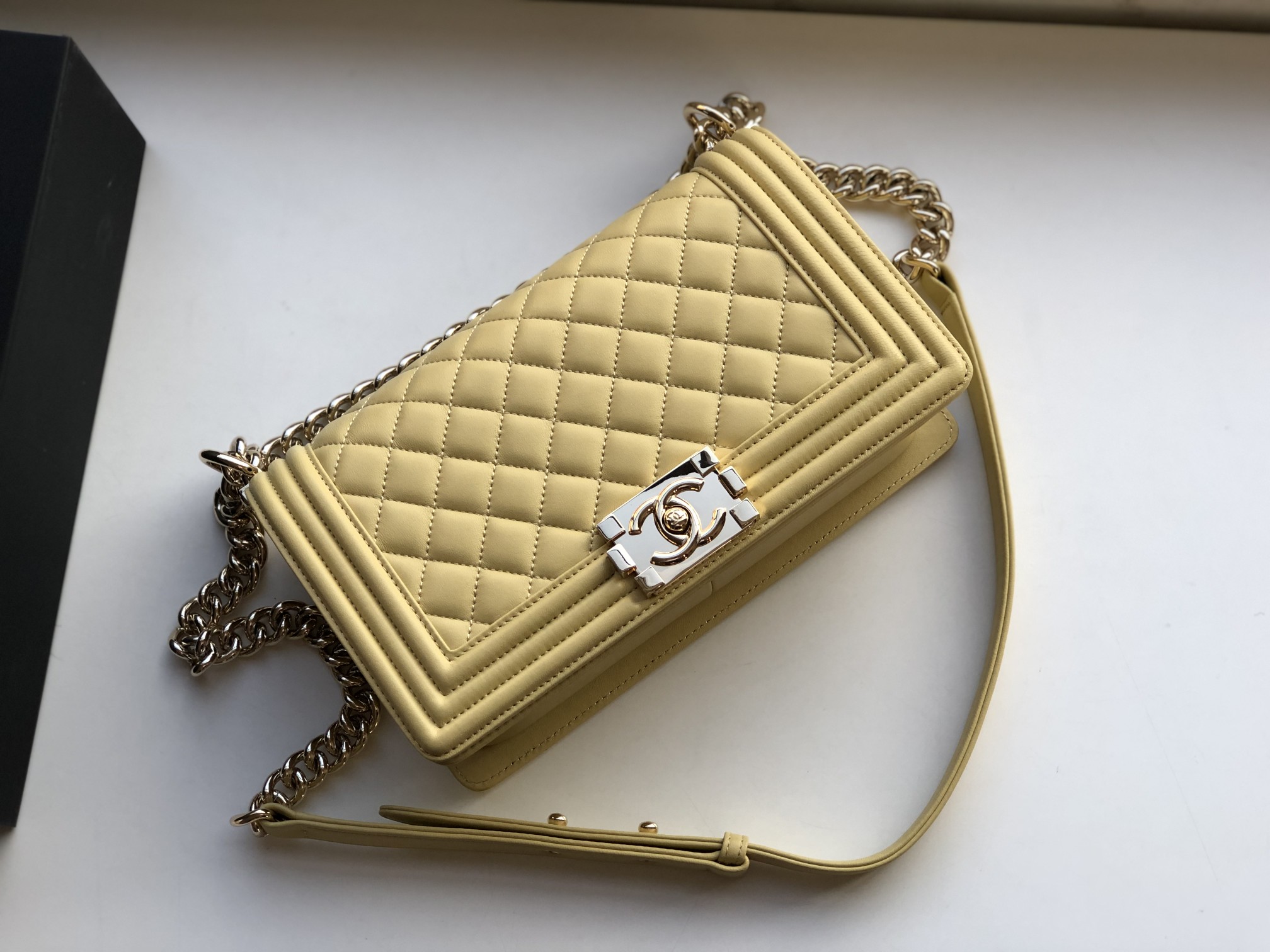 Ch**el medium old classic boy bag lambskin sunshine yellow a67086 25 cm