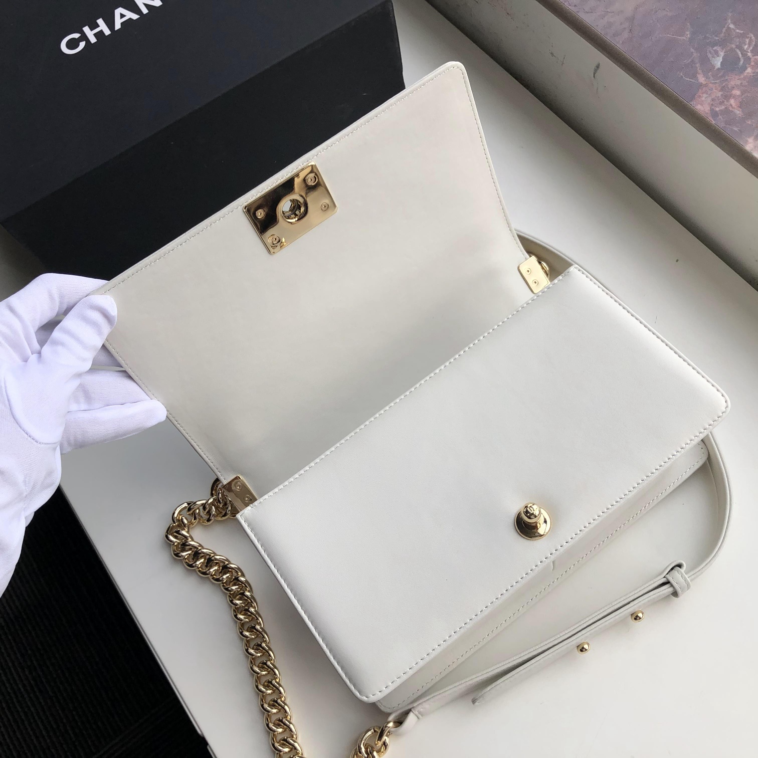 Ch**el medium old classic boy bag lambskin white a67086 25 cm