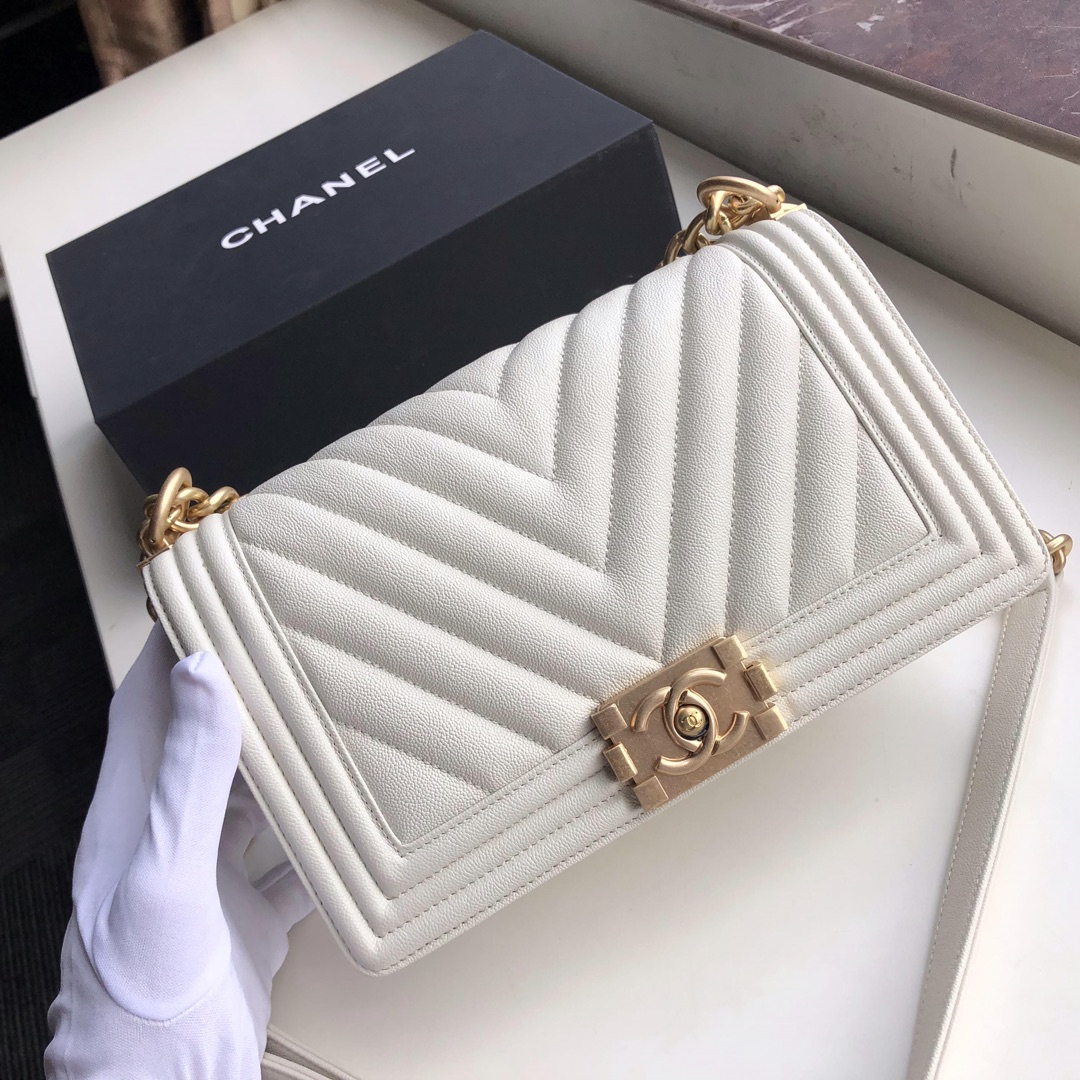 Ch**el medium old metallic chevron quilted boy flap bag white a67086 25 × 15 × 7.5 cm