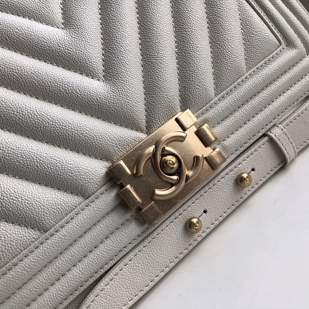 Ch**el medium old metallic chevron quilted boy flap bag white a67086 25 × 15 × 7.5 cm