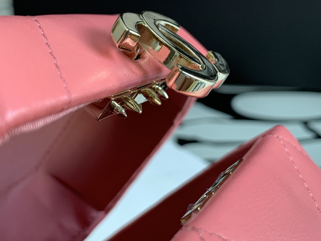 Ch**el small vanity case lambskin and gold metal light pink as2630 15 x 10 x 11 cm