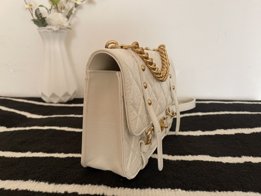 Ch**el aged calfskin and gold-tone metal messenger flap bag white as2696 17 x 25 x 8 cm