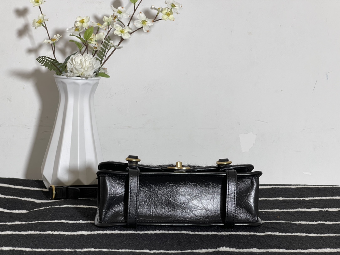 Ch**el tweed aged calfskin and aged pale yellow metal messenger flap bag white as2696 17 x 25 x 8 cm