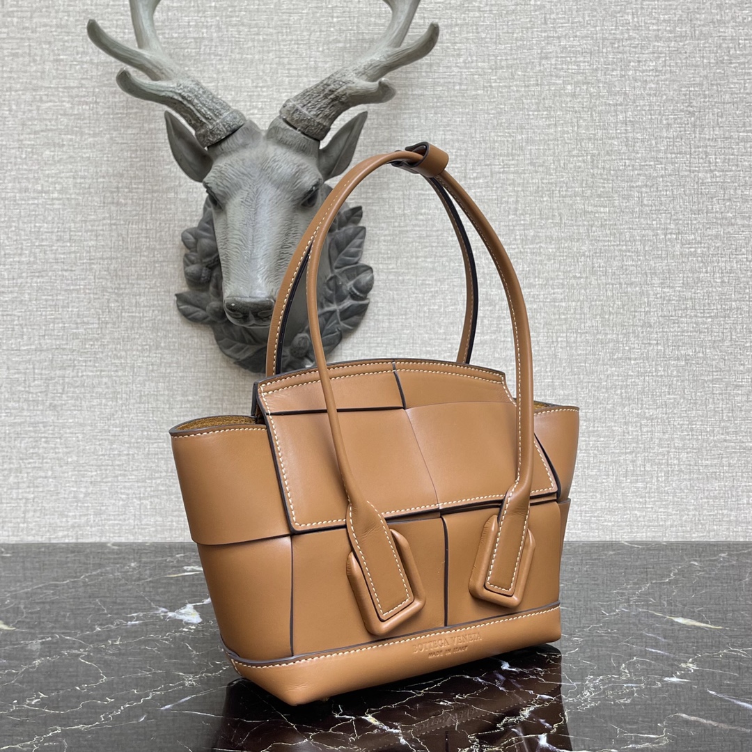 b0tt*ga Ven*ta small arco brown 600606 29 x 8 x 17 cm