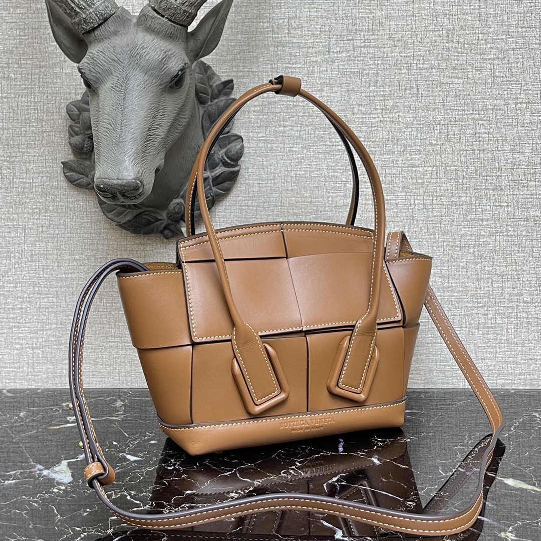 b0tt*ga Ven*ta small arco brown 600606 29 x 8 x 17 cm