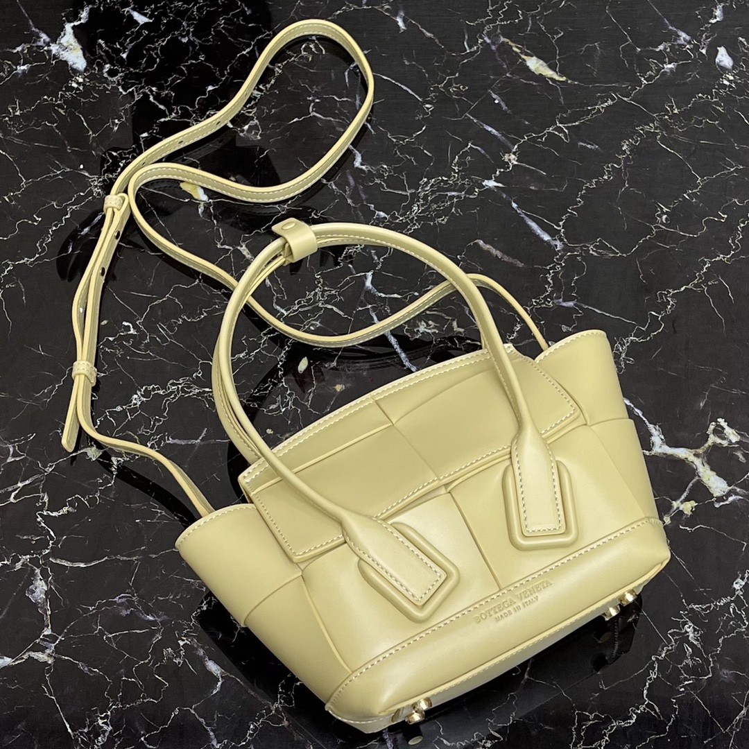 b0tt*ga Ven*ta small arco sunshine yellow 600606 29 x 8 x 17 cm