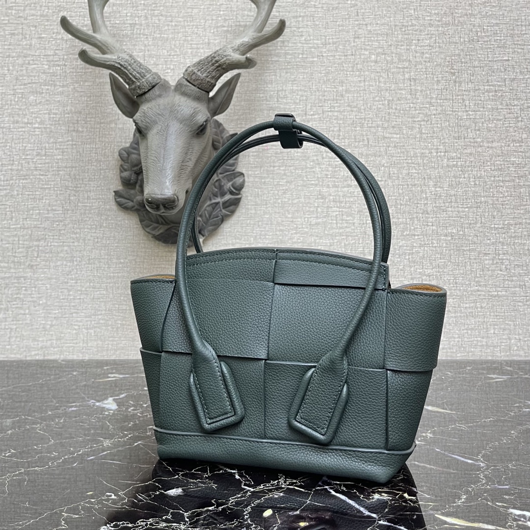 b0tt*ga Ven*ta small arco dark green 600606 29 x 8 x 17 cm