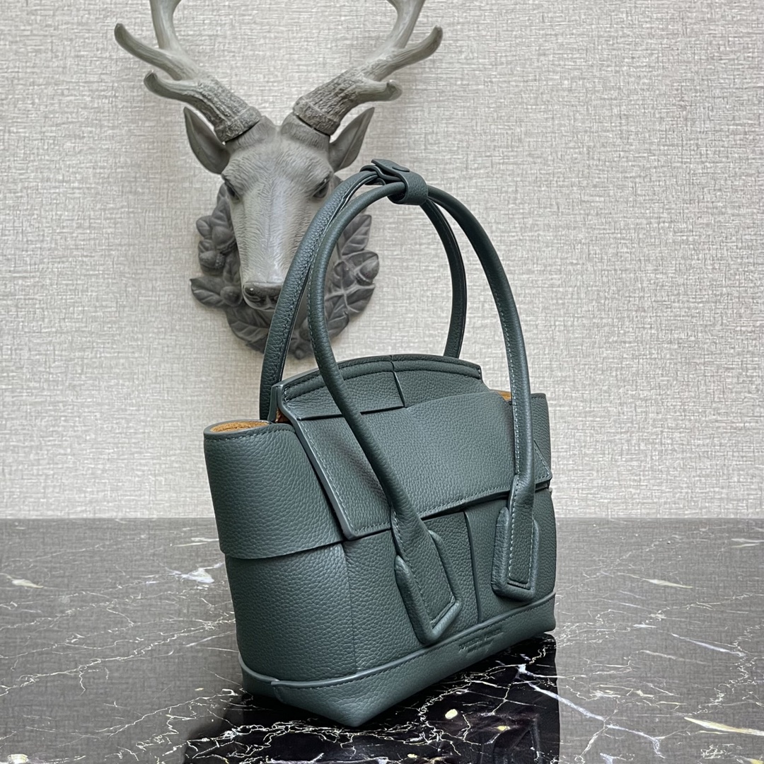 b0tt*ga Ven*ta small arco dark green 600606 29 x 8 x 17 cm