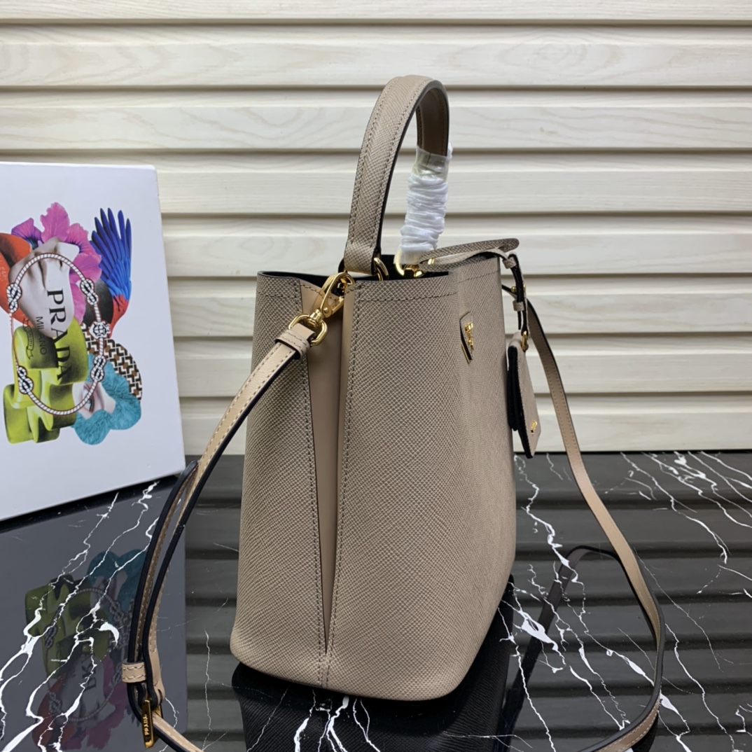 Pra*a medium panier saffiano leather bag beige 1ba212 22 × 23 × 13 cm