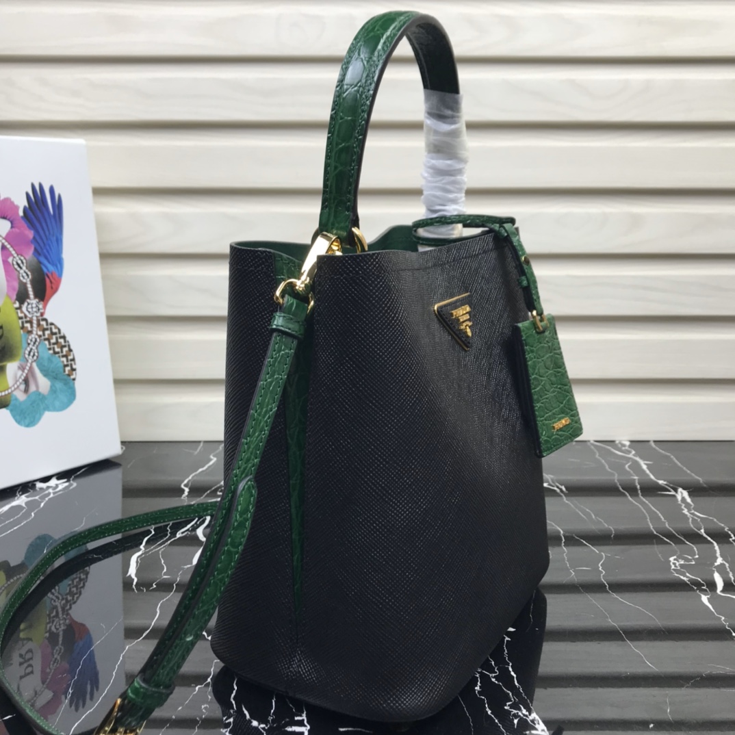 Pra*a medium panier saffiano leather bag black and green 1ba212 22 × 23 × 13 cm