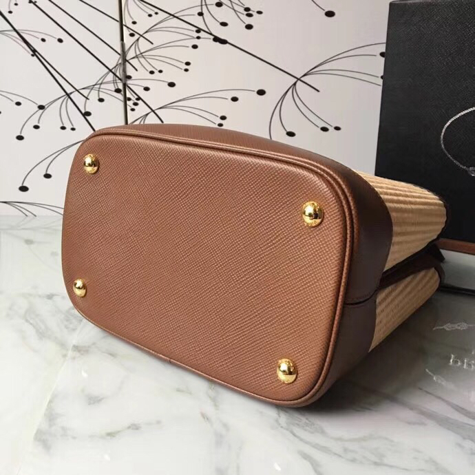 Pra*a medium straw panier bag tan brown 1ba212 13 x 22 x 23 cm