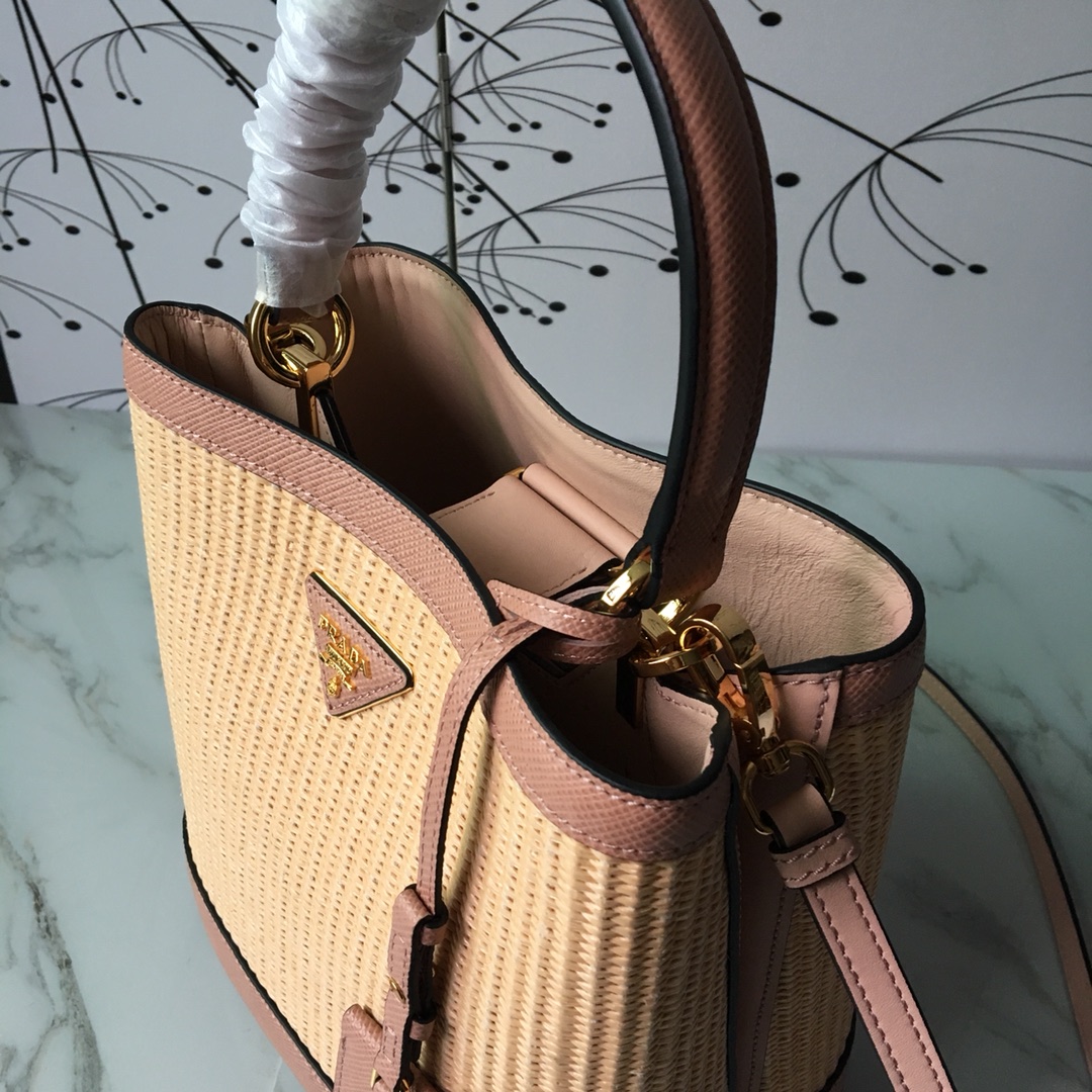 Pra*a medium straw panier bag powder pink 1ba212 13 x 22 x 23 cm