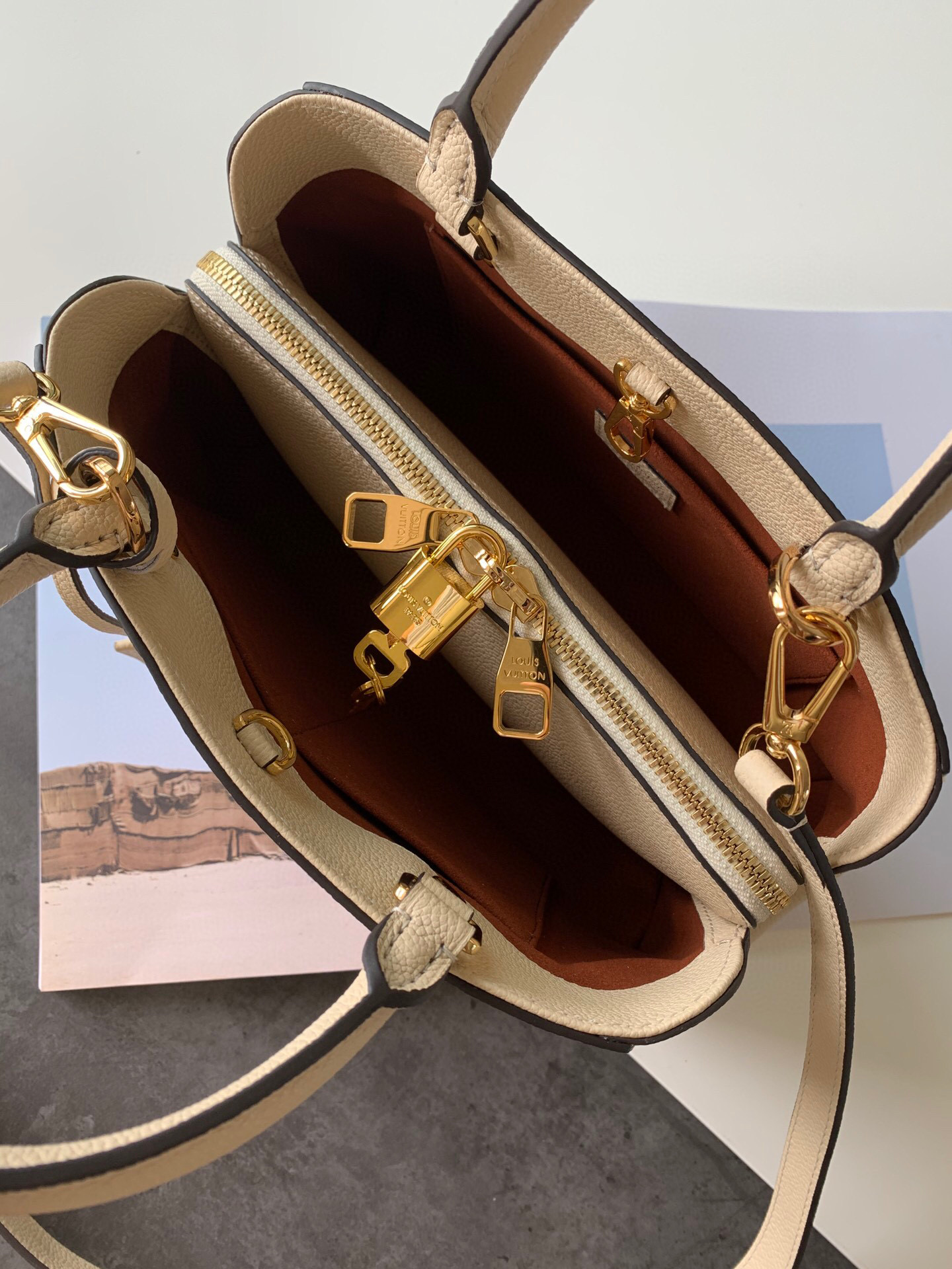 l0vis Vvtt0n montaigne bb monogram empreinte leather white m42747 29 x 20 x 13 cm