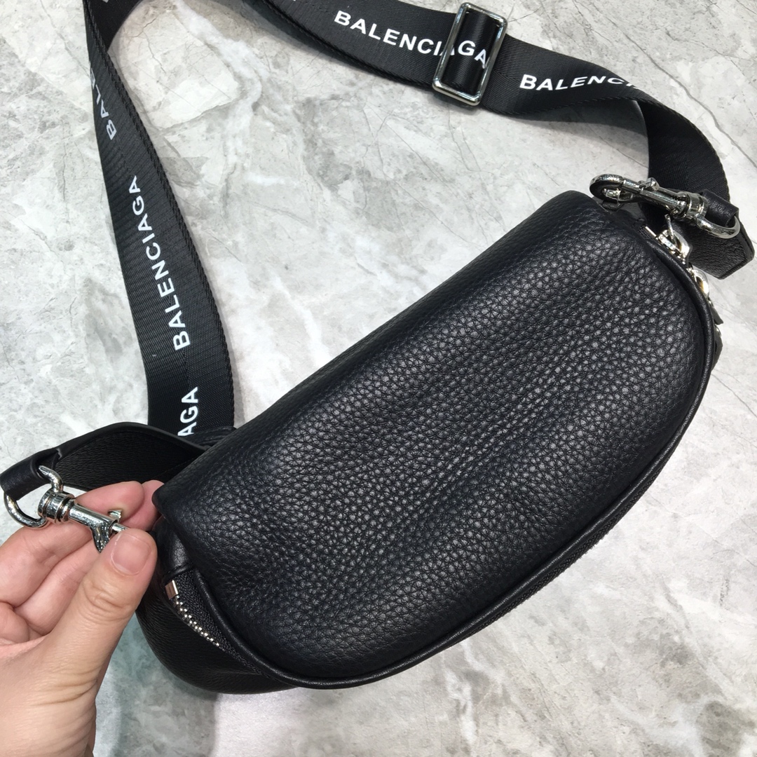 Ba1en*iaga crossbody bag black 24 x 9 x 19 cm