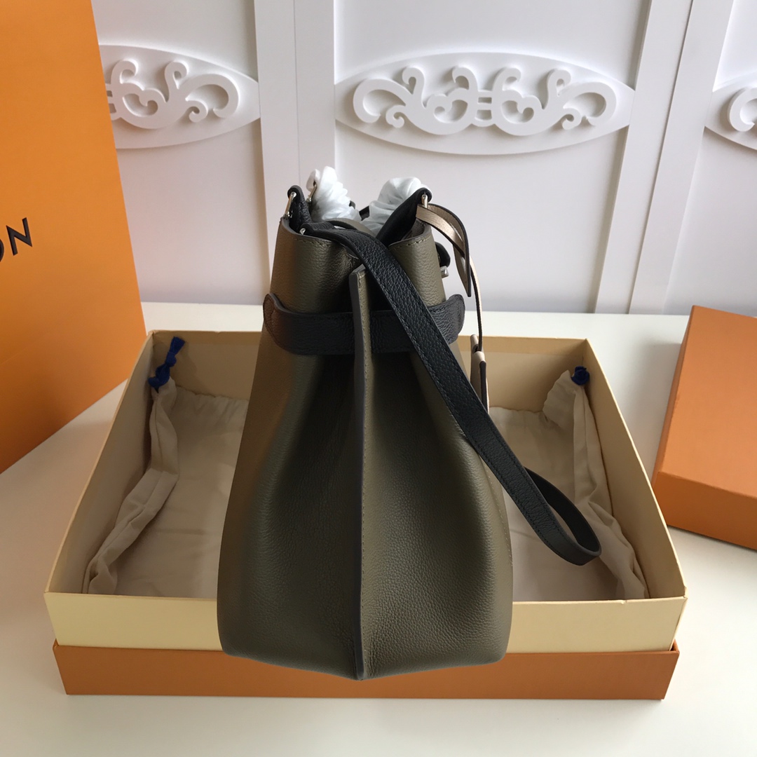 l0vis Vvtt0n lockme day grained calfskin leather dark green m53730 31 x 24 x 16 cm