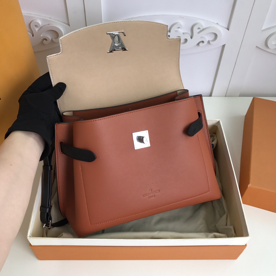 l0vis Vvtt0n lockme ever mm soft grained calfskin leather caramel and white m56094 33.5 x 21.5 x 14.5 cm