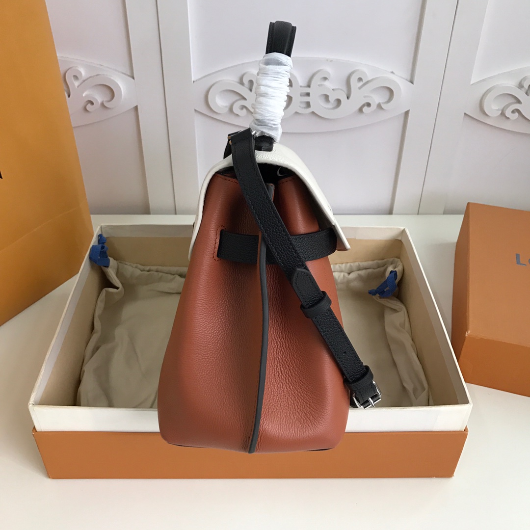 l0vis Vvtt0n lockme ever mm soft grained calfskin leather caramel and white m56094 33.5 x 21.5 x 14.5 cm