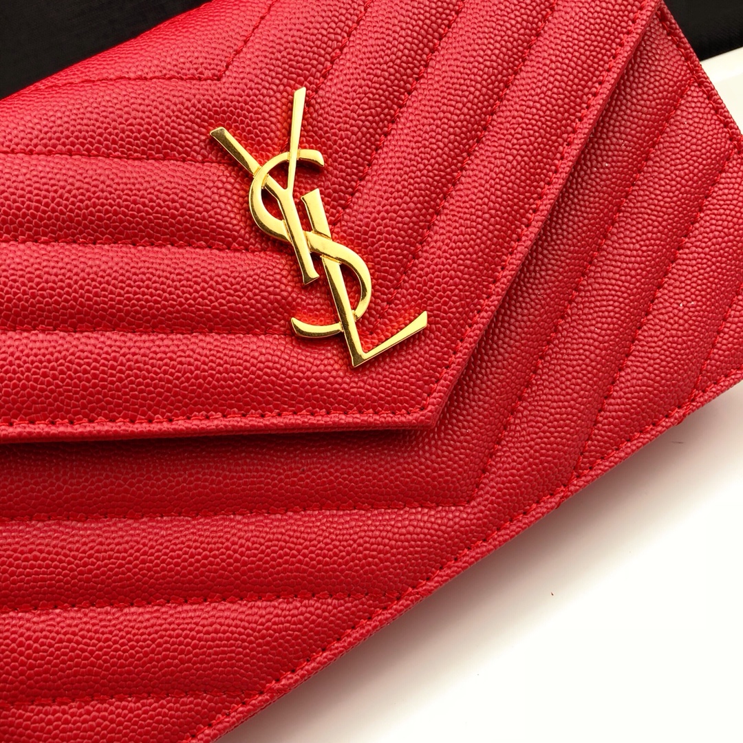 Y51 envelope chain wallet in grain de poudre embossed leather red 393953 19 x 11.5 x 4 cm