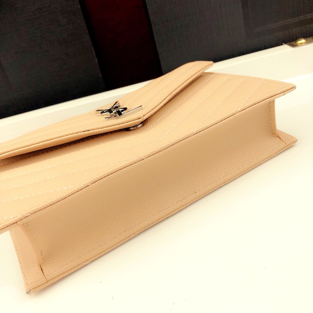 Y51 envelope chain wallet in grain de poudre embossed leather creme 393953 19 x 11.5 x 4 cm