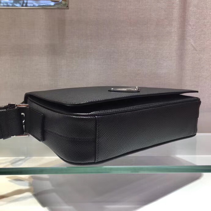 Pra*a bag with saffiano leather shoulder strap black 2vd038 24 x 18 x 6 cm