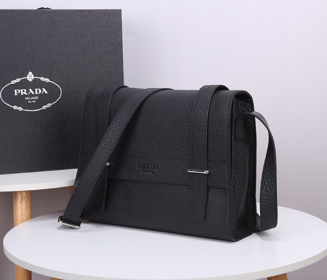 Pra*a leather shoulder strap black 1663 32 x 36 x 9 cm