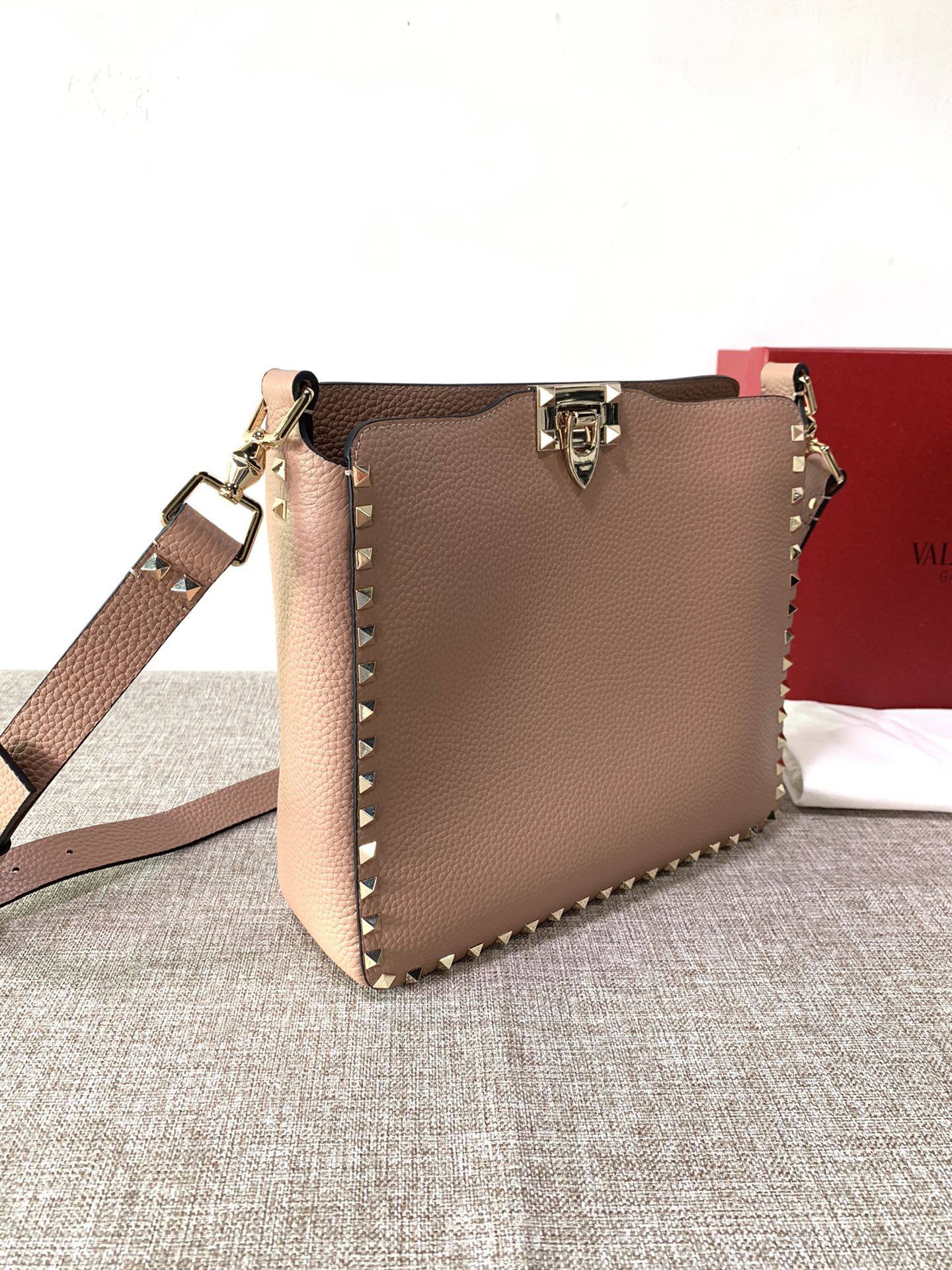 Va1e*ntin0 medium garavani rockstud tote soft cowhide leather pink beige 50031s 27 × 7 × 25 cm