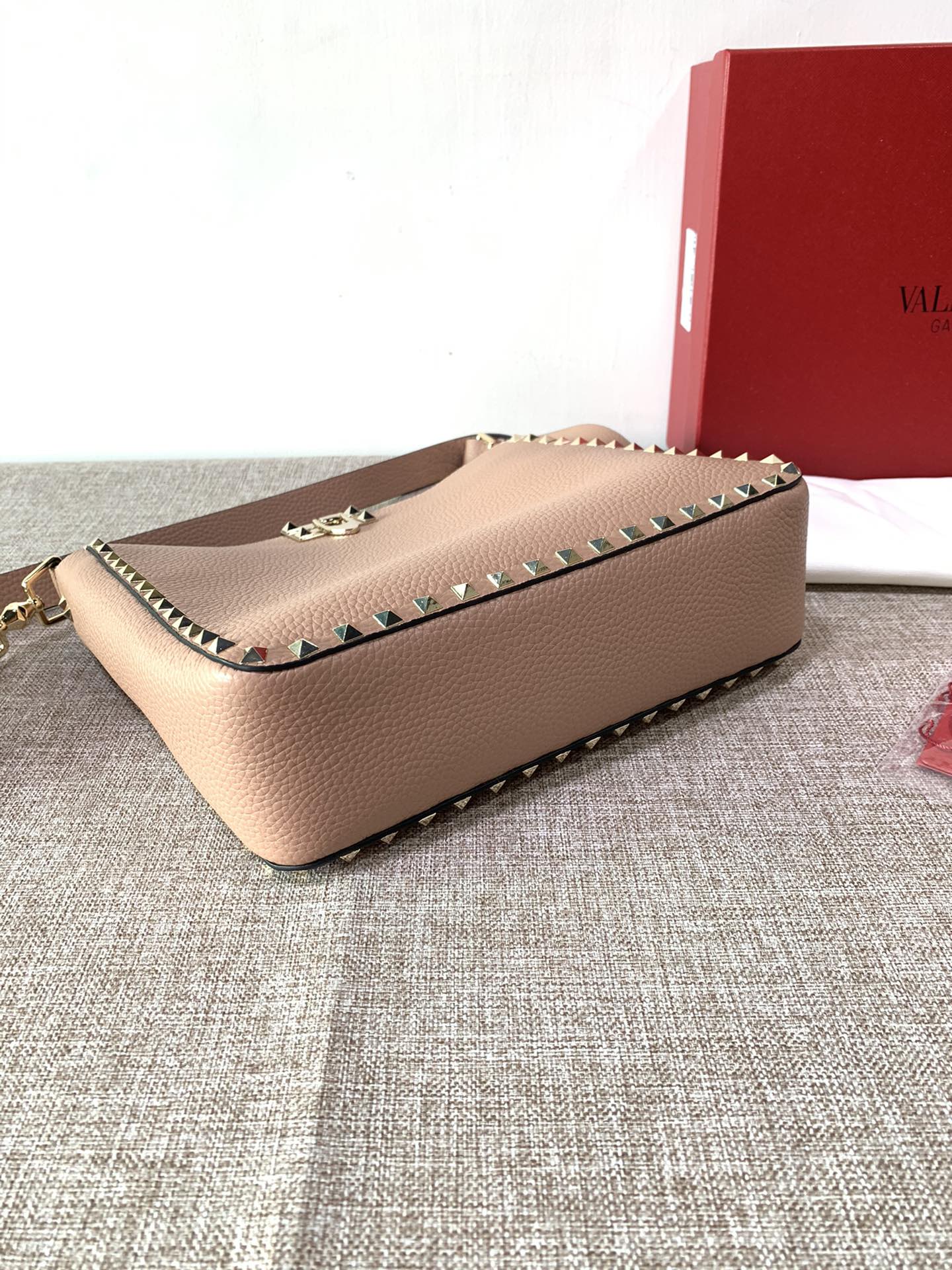 Va1e*ntin0 medium garavani rockstud tote soft cowhide leather pink beige 50031s 27 × 7 × 25 cm