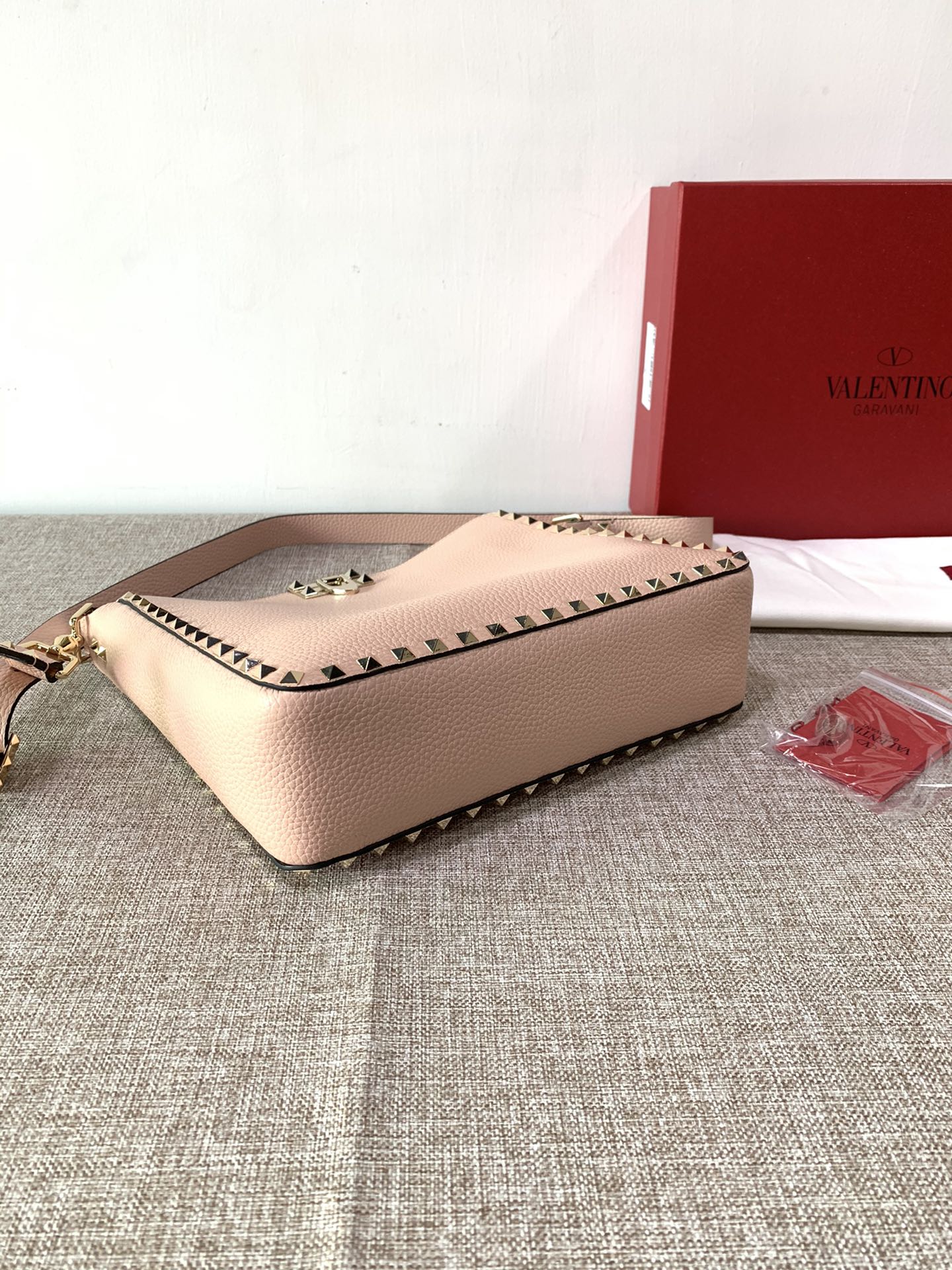 Va1e*ntin0 medium garavani rockstud tote soft cowhide leather pink 50031s 27 × 7 × 25 cm