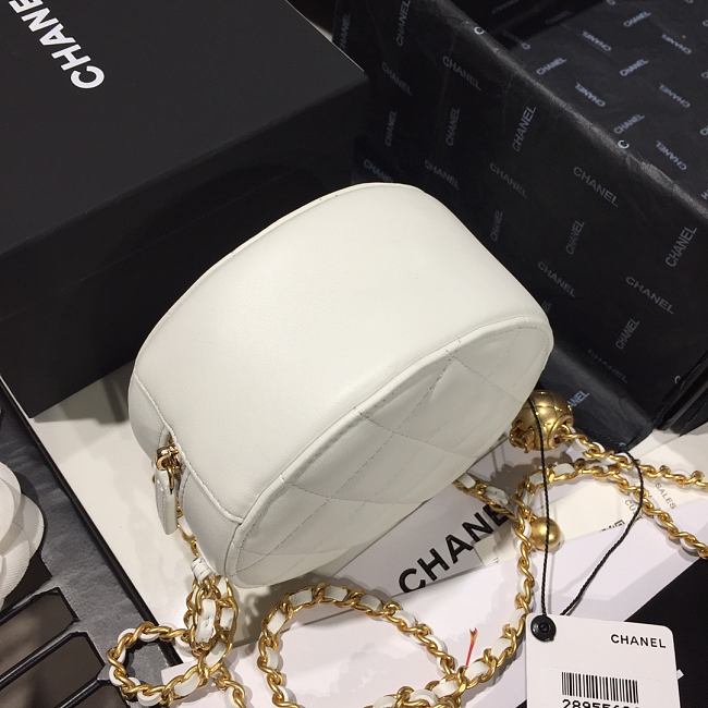 Ch**el quilted pearl crush round bag white as1449 12 x 12 x 4.5 cm