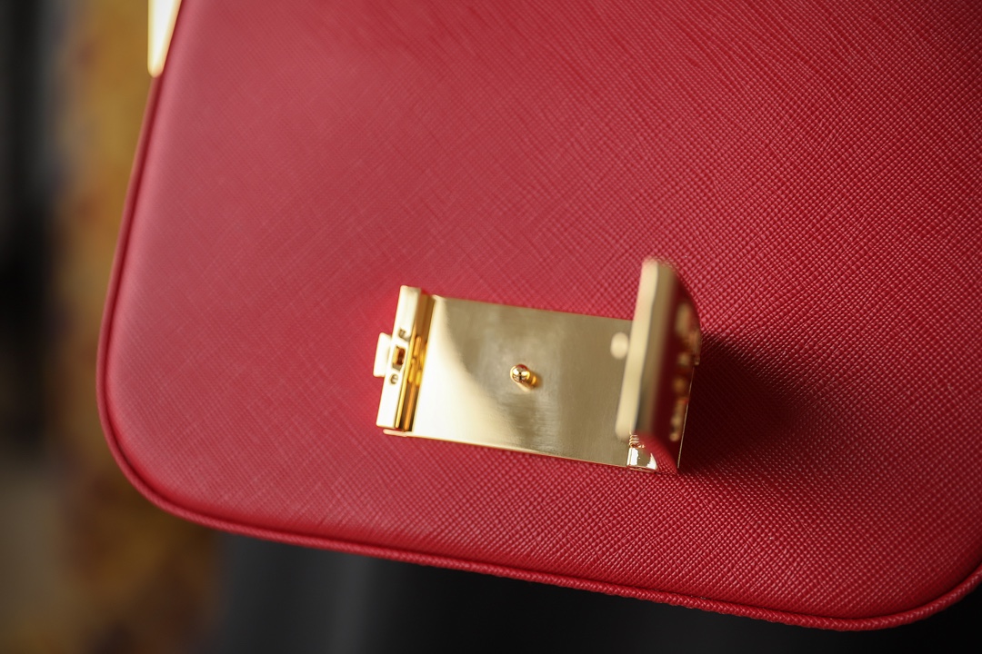 Pra*a saffiano leather emblème bag red 1bd217 20.5 x 14 x 5 cm