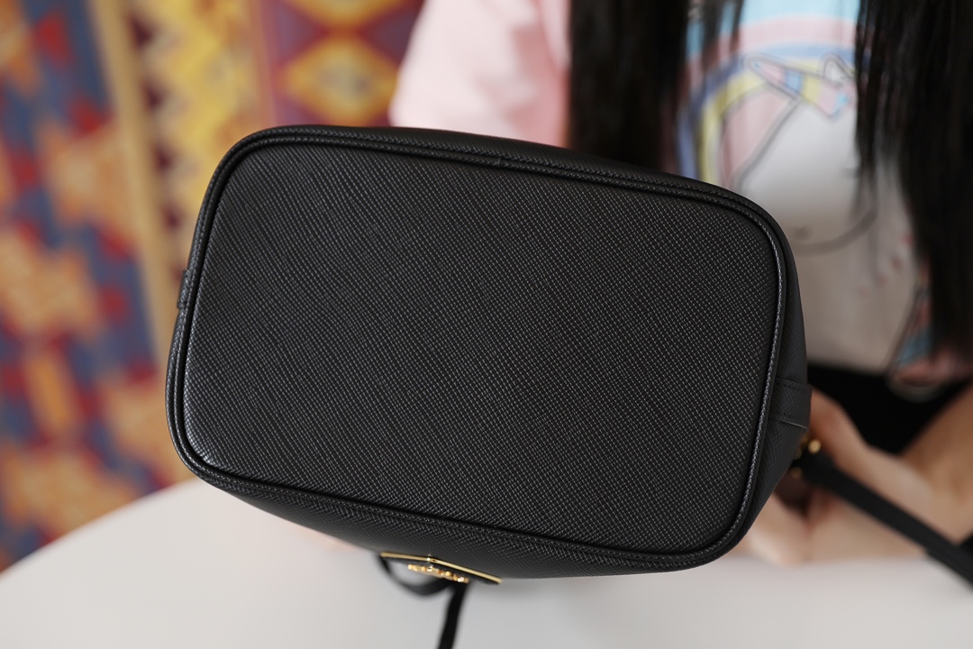 Pra*a saffiano leather bucket bag black 1be032 22 × 22 × 14 cm