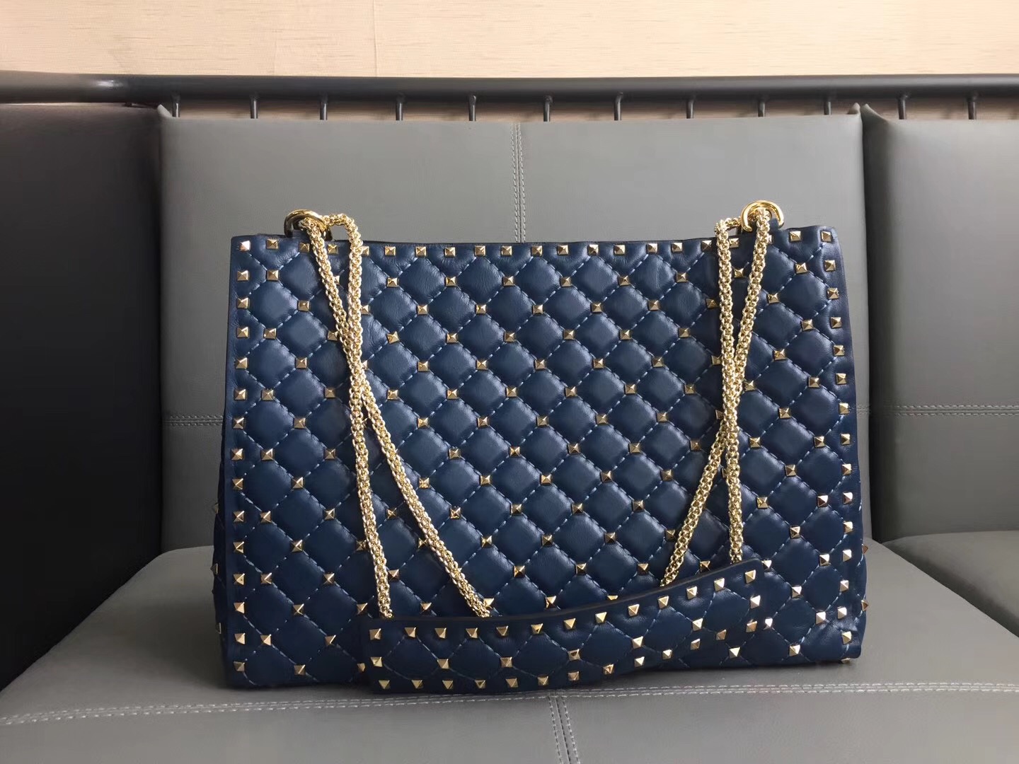 Va1e*ntin0 rockstud spike tote bag dark blue 33 x 12 x 23 cm