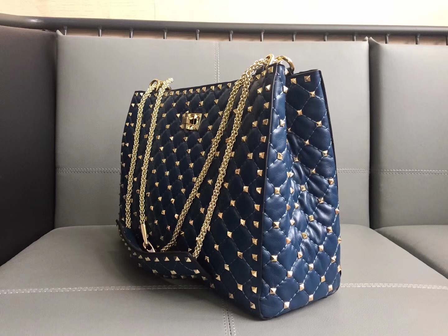 Va1e*ntin0 rockstud spike tote bag dark blue 33 x 12 x 23 cm