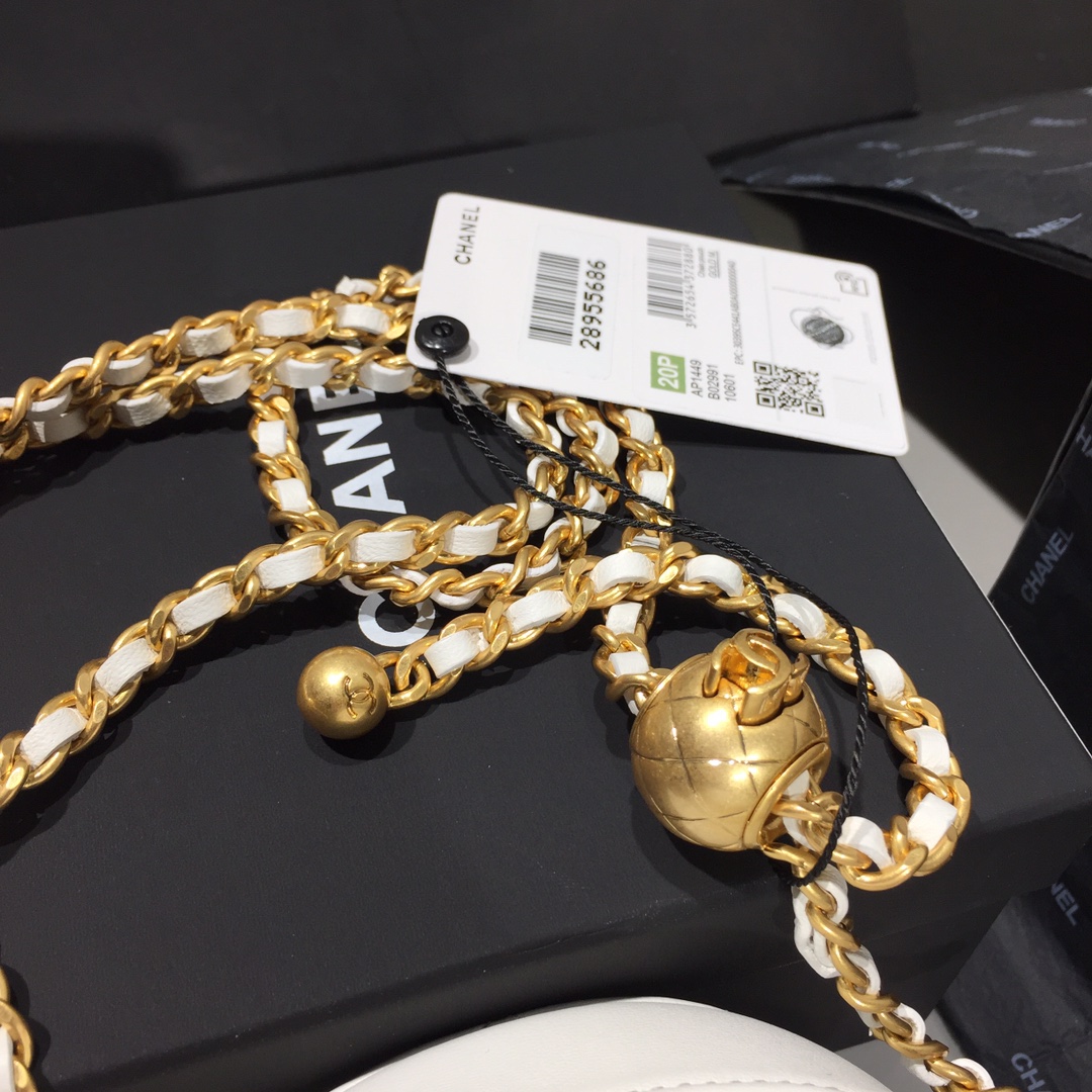 Ch**el round charm chain clutch leather white as1449 12 x 12 x 4.5 cm